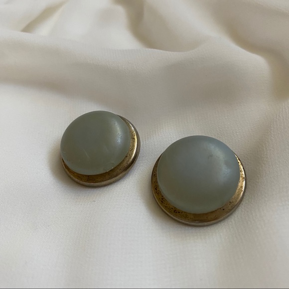 VTG Grey Blue Center Round Brass Clip Earrings - Picture 3 of 5